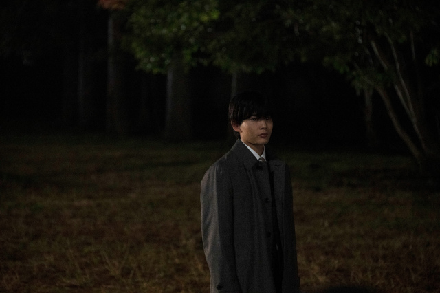 阿部寛主演、映画『俺ではない炎上』に出演する長尾謙杜（C）2025「俺ではない炎上」製作委員会 （C）浅倉秋成/双葉社