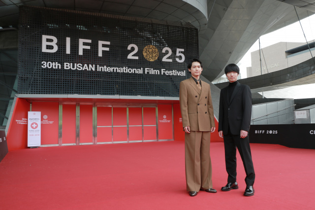 釜山国際映画祭に登場した（左から）松村北斗、奥山由之監督 （C）2025「秒速5センチメートル」製作委員会