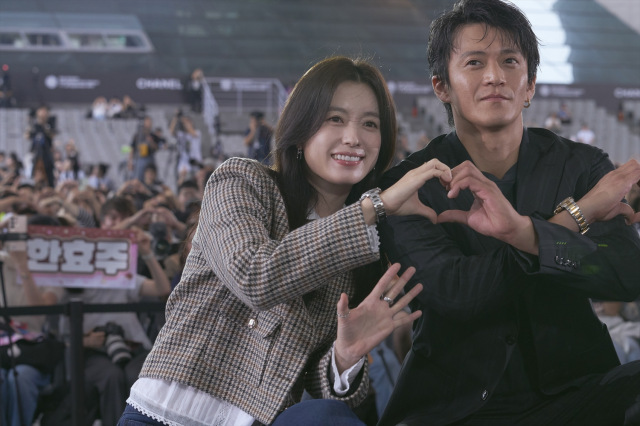 「第30回釜山国際映画祭」アウトドアグリーティングに登場したNetflixシリーズ『匿名の恋人たち』ハン・ヒョジュ、小栗旬