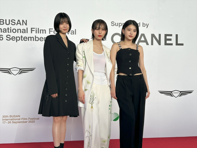 「第30回釜山国際映画祭」に参加した（左から）吉田美月喜、南沙良、出口夏希のオフショット