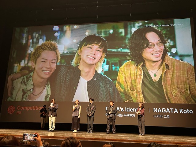 「第30回釜山国際映画祭」でワールドプレミアを飾った『愚か者の身分』（左から2番目から）永田琴監督、林裕太、森井輝プロデューサー