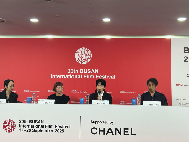 「第30回釜山国際映画祭」で記者会見に臨んだ『愚か者の身分』（左から2番目から）永田琴監督、林裕太、森井輝プロデューサー