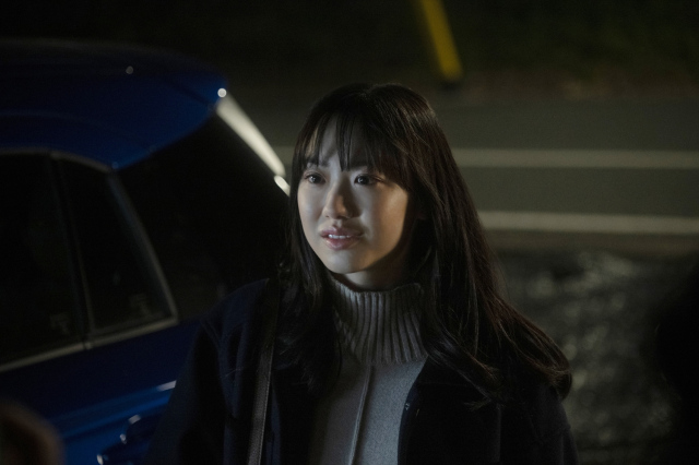映画『俺ではない炎上』謎の大学生サクラ（芦田愛菜） （C）2025「俺ではない炎上」製作委員会 （C）浅倉秋成/双葉社