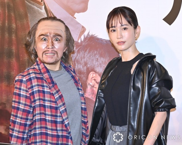 前田敦子は“神様”と語ったキンタロー。（左） （C）ORICON NewS inc.
