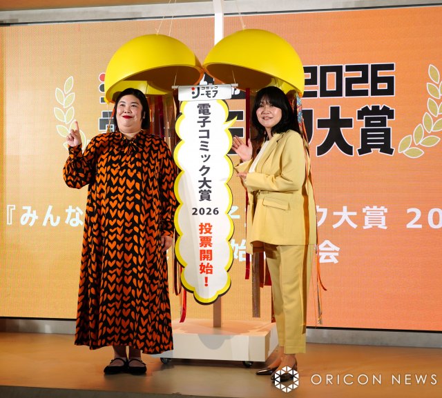 初のくす玉開帳を行った（左から）熊元プロレス、稲田美紀 （C）ORICON NewS inc.