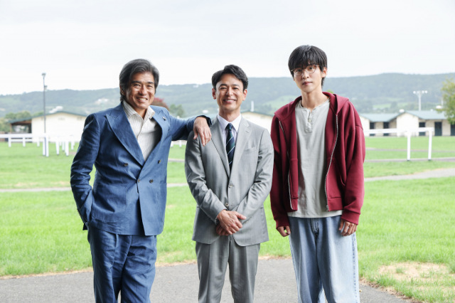 日曜劇場『ザ・ロイヤルファミリー』に出演する（左から）佐藤浩市、妻夫木聡、目黒蓮 （C）TBSスパークル／TBS