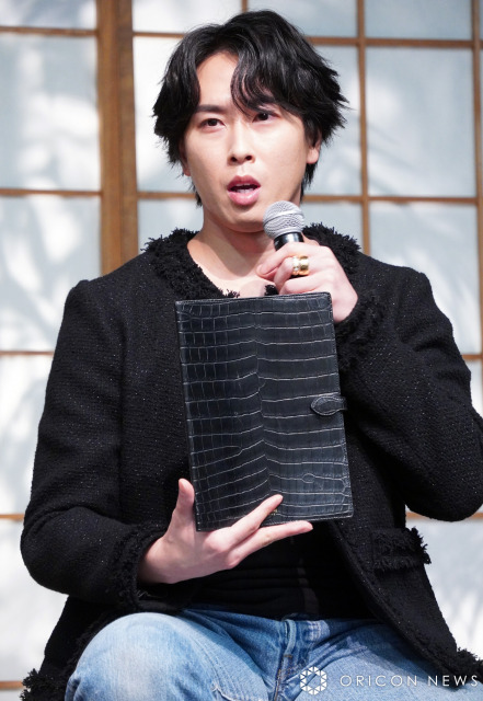 “ワニの革”台本カバーを披露した宮舘涼太（Snow Man） （C）ORICON NewS inc.