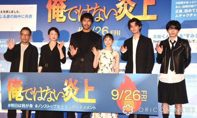 映画『俺ではない炎上』公開前日祭に登壇した（左から）山田篤宏監督、夏川結衣、阿部寛、芦田愛菜、藤原大祐 、長尾謙杜 （C）ORICON NewS inc.