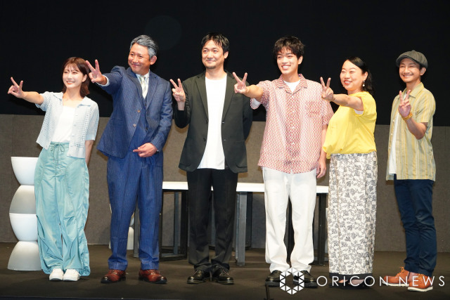 舞台『ドラマプランニング』取材会に登壇した（左から）清水麻璃亜、松田大輔、山田能龍氏、原嘉孝、いとうあさこ、永山たかし （C）ORICON NewS inc.