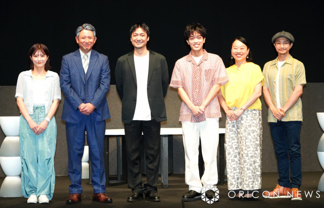 舞台『ドラマプランニング』取材会に登壇した（左から）清水麻璃亜、松田大輔、山田能龍氏、原嘉孝、いとうあさこ、永山たかし （C）ORICON NewS inc.