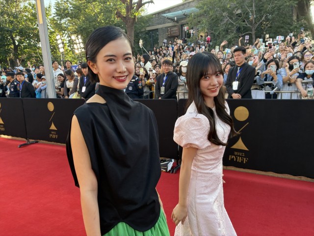 「第9回平遥国際映画祭」レッドカーペットを歩く映画『恋愛裁判』小川未祐、仲村悠菜（私立恵比寿中学）