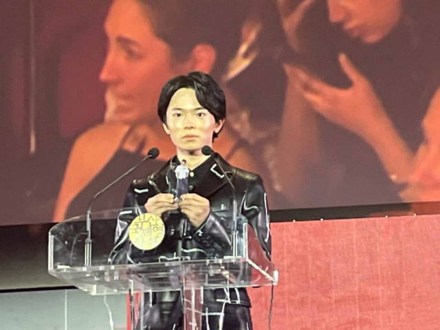 「第30回釜山国際映画祭」でThe Best Actor Award（最優秀俳優賞）を受賞した『愚か者の身分』林裕太。北村匠海、綾野剛のアクスタを手に授賞式に登壇