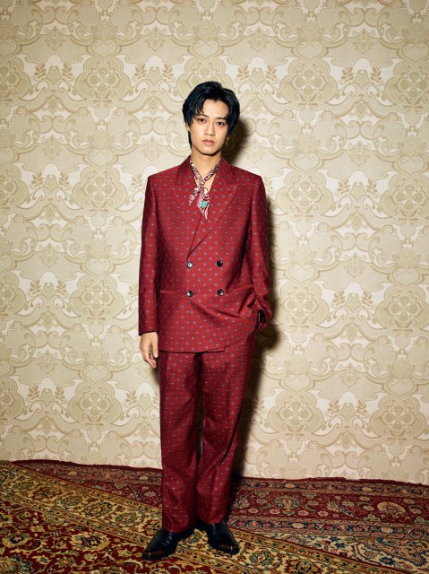 エトロ2026春夏ウィメンズコレクションのファッションショーに登場したKing & Prince・高橋海人