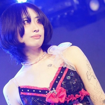 アイドル活動するトランスジェンダーの蜘蛛さん
