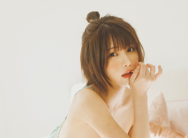 「えなこ写真集『エピローグ』デジタルエディション」（C）藤本和典/集英社