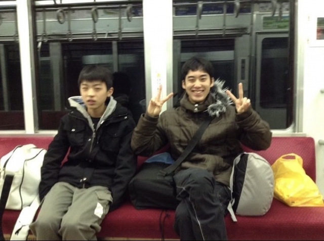 親友時代のこーたん（右）とハッシー（左）。中学の卒業旅行で撮影した1枚。