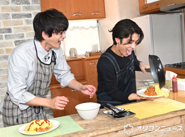 手作りオムライスに大苦戦した（左から）白洲迅、松島聡 （C）ORICON NewS inc.