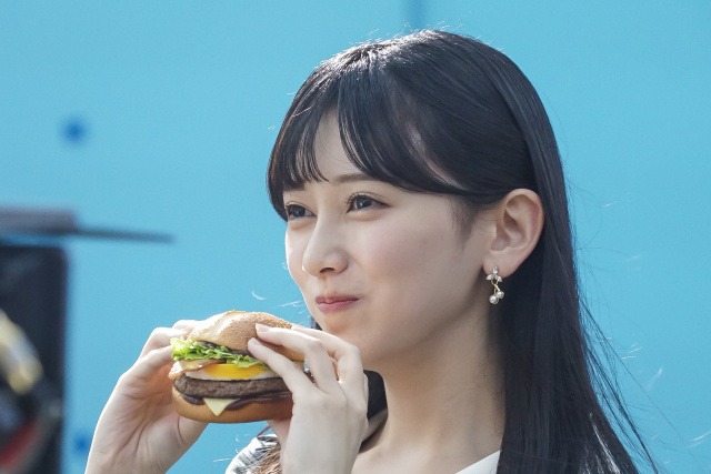 サムライマック新CM「二兎を追ってもいいじゃないか。」篇に出演する池田瑛紗