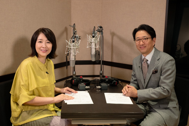 『人生の楽園』楽園の案内人を務める菊池桃子、小木逸平アナウンサー（C）テレビ朝日