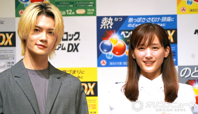 綾瀬はるか（右）に翻弄される佐野勇斗（左） （C）ORICON NewS inc.