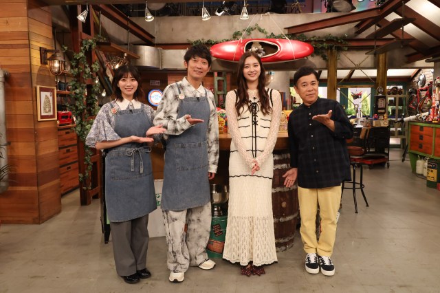 4日放送『おかべろ』に出演する（左から）田中友梨奈アナ、石田明、新川優愛、岡村隆史（C）カンテレ