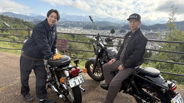 『相葉モータース』に出演する（左から）相葉雅紀、小峠英二（C）日本テレビ