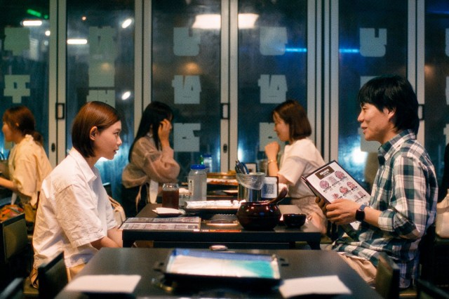 杉咲花、くるま（令和ろまん）の共演シーン＝映画『ミーツ・ザ・ワールド』（10月24日公開）（C）金原ひとみ／集英社・映画「ミーツ・ザ・ワールド」製作委員会