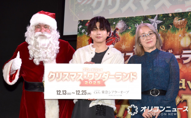 『ブロードウェイ クリスマス・ワンダーランド2025』記者発表会に参加した（左から）サンタクロース、増田貴久、金谷かほり氏 （C）ORICON NewS inc.