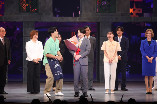 松竹創業百三十周年・大阪松竹座さよなら公演『大阪は踊る！』で浜中文一の誕生日を祝福