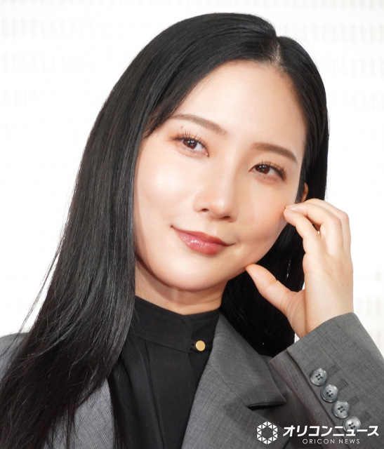 秘書スタイリングで登場したファーストサマーウイカ （C）ORICON NewS inc.