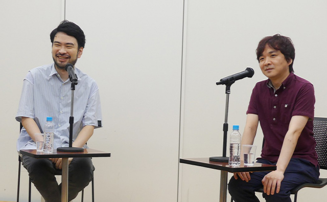 「ハヤカワ新人賞出身作家対談」に登壇した作家・小川哲さん（左）、作家・逢坂冬馬さん（右）。 （C）oricon ME inc.
