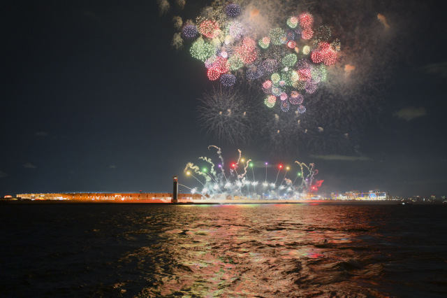 大阪湾上から見える万博花火