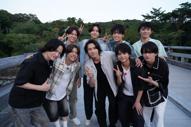 『タイムレスマン』に出演する（前列左から）菊池風磨、松島聡、山下智久、佐藤勝利、猪俣周杜／後列左から）寺西拓人、橋本将生、原嘉孝、篠塚大輝 （C）フジテレビ