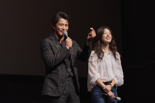 Netflixシリーズ『匿名の恋人たち』で共演したハン・ヒョジュ、小栗旬。釜山国際映画祭にて