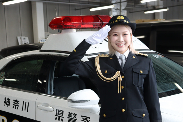 金沢警察署の一日警察署長に就任した青山吉能 （C）はまじあき／芳文社・アニプレックス