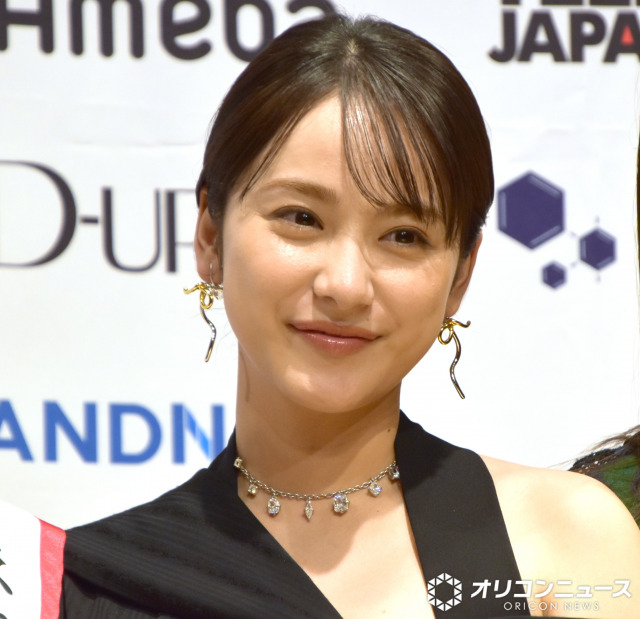 ファイナリストにお菓子を配った平祐奈（C）ORICON NewS inc.