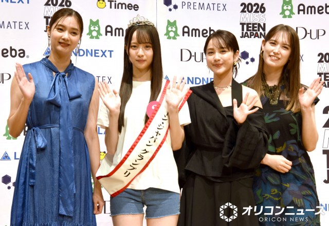 『ミス・ティーン・ジャパン』の決勝大会後囲み取材に参加した（左から）新川優愛、グランプリに輝いた上野真子さん、平祐奈、トラウデン直美 （C）ORICON NewS inc.