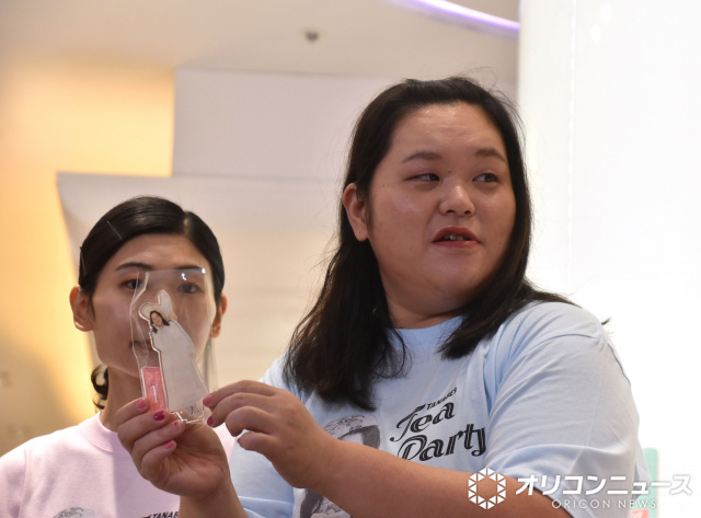 スイーツPOP UP SHOP『田辺のお茶会（ティーパーティー）』の初日開店前取材会に参加した（左から）酒寄希望、田辺智加 （C）ORICON NewS inc.