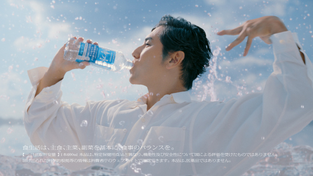 俳優・本木雅弘が出演する、『特水』新CM「特別な水 誕生」篇
