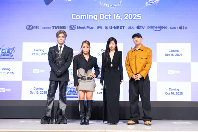 『Unpretty Rapstar : HIP POP Princess』の制作発表会に出席した（左から）岩田剛典、RIEHATA、ソヨン、Gaeko