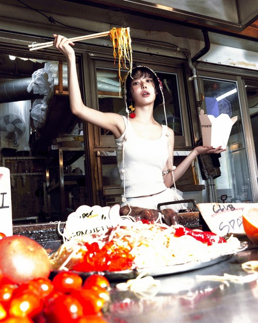 LE SSERAFIM、市場で“にんにくスパゲッティ”!? シングルの3rdコンセプトで個性爆発 （P）＆（C） SOURCE MUSIC