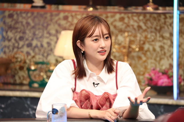 17日放送のフジテレビ系『酒のツマミになる話』に出演する菊地亜美 （C）フジテレビ