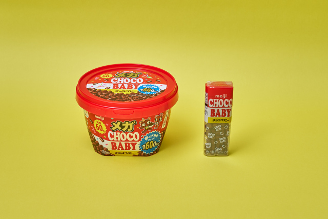 『（祝）60周年記念品 夢の大容量！メガチョコベビーバケツ』（左）