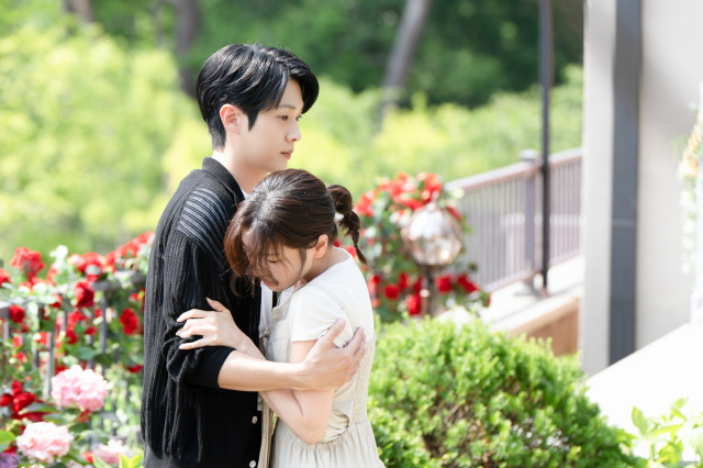 『私と結婚してくれますか？』ディズニープラス スター独占配信中（左から）チェ・ウシク＆チョン・ソミン（C) 2025 Disney and its related entities