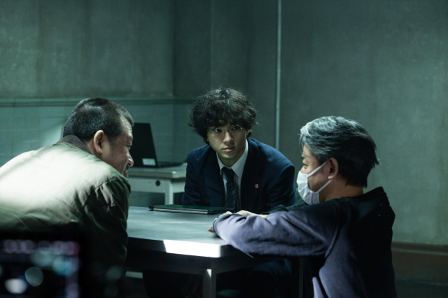 映画『爆弾』（10月31日公開）メイキング写真（左から）佐藤二朗、山田裕貴、永井聡監督 （C）呉勝浩／講談社 （C）2025映画『爆弾』製作委員会