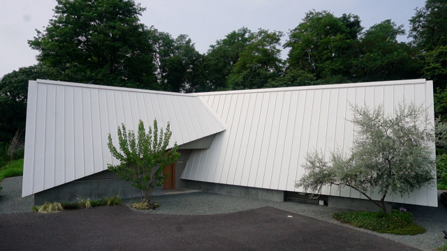 18日放送『住人十色』＝建物全体がガルバリウム鋼板の屋根に覆われた「トンネルの家」（C）MBS