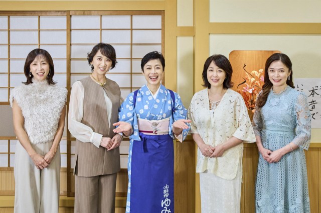 18日放送『おしゃべり小料理ゆみこ』に出演する（左から）かとうれいこ、紫吹淳、有働由美子、菊池桃子、横山めぐみ（C）MBS