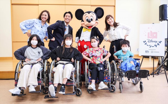 神奈川県立こども医療センターで読み聞かせイベント「Disneyストーリータイム」開催。（後列左から）杉上佐智枝氏、北脇太基、ミッキーマウス、水卜麻美（C）Disney
