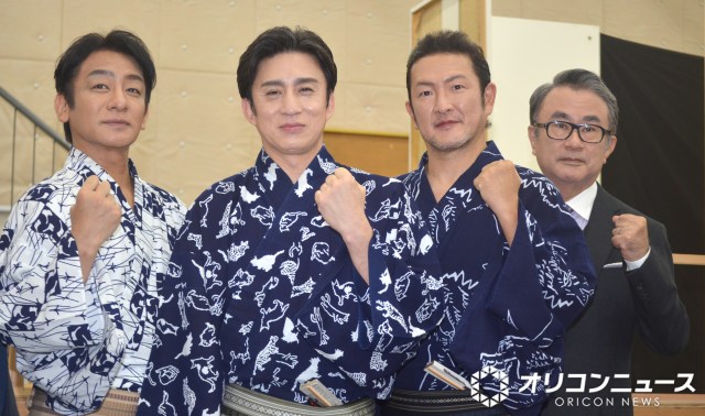 『歌舞伎絶対続魂幕を閉めるな』けいこ場囲み取材に登壇した（左から）片岡愛之助、松本幸四郎、中村獅童、三谷幸喜 （C）ORICON NewS inc.