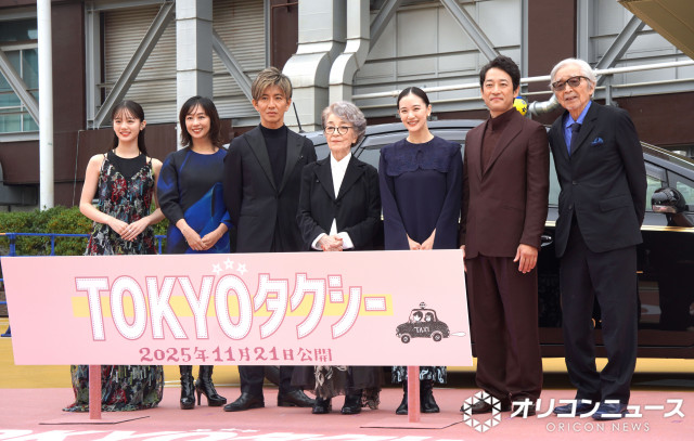 映画『TOKYOタクシー』タクシーセレモニーに登壇した（左から）中島瑠菜、優香、木村拓哉、倍賞千恵子、蒼井優、迫田孝也、山田洋次監督（C）ORICON NewS inc.
